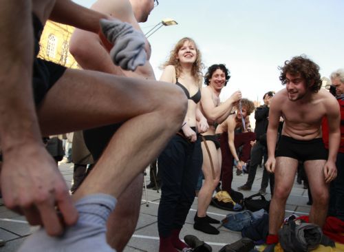 Βγήκαν από τα ρούχα τους οι Βέλγοι φοιτητές, απαιτώντας εθνική ενότητα