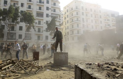 Αιματοχυσία στο Κάιρο, πέντε οι νεκροί στις συγκρούσεις αντιπάλων και οπαδών του Μουμπάρακ