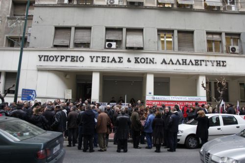 «Έμφραγμα» στο χώρο της Υγείας, κλιμακώνονται οι κινητοποιήσεις γιατρών-φαρμακοποιών