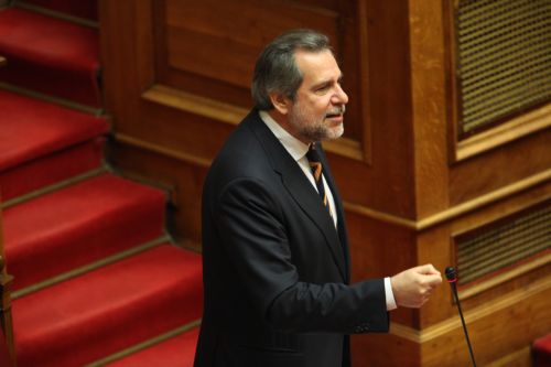 Την παραίτηση Παπουτσή ζητά η ΝΔ, σκληρή απάντηση του υπουργού