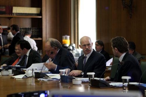 Εσπευσμένα αποσύρθηκε η εγκύκλιος για τους ημιυπαίθριους με εντολή πρωθυπουργού