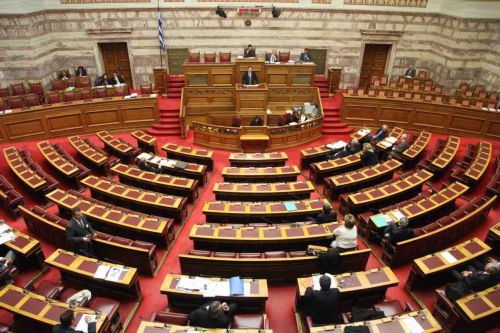 Έντονη αντιπαράθεση στην Ολομέλεια της Βουλής για τα κλειστά επαγγέλματα