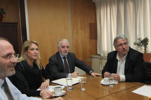 Μείωση ενσήμων για άδεια παραμονής προωθεί το υπουργείο Εργασίας