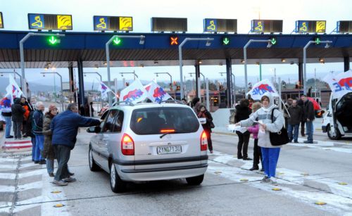 «Μπλόκο» του ΠΑΜΕ σε διόδια και ακυρώσεις εισιτηρίων στα μέσα μεταφοράς