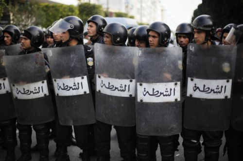 Βίαιες συγκρούσεις μεταξύ αστυνομίας και διαδηλωτών με δύο νεκρούς στην Τυνησία