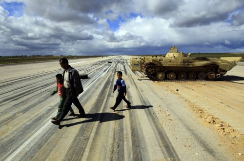 Μπροστά στο τέλος, ο Καντάφι πνίγει τη χώρα στο αίμα και ετοιμάζει νέο διάγγελμα