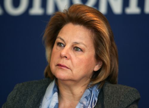 Απαραίτητη σε ορισμένους κλάδους η μείωση μισθών, λέει η υπουργός Εργασίας