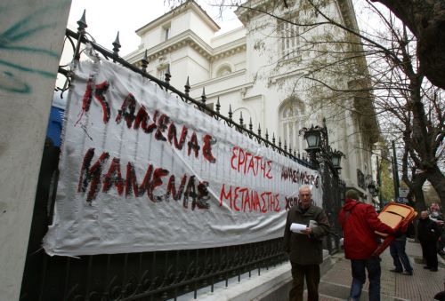 Καμία ομαδική νομιμοποίηση μεταναστών, επαναλαμβάνει η κυβέρνηση