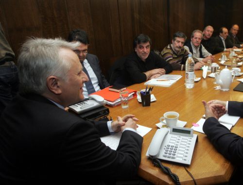 Αύξηση ωρών εργασίας και απογευματινή λειτουργία δημοσίων υπηρεσιών ετοιμάζει η κυβέρνηση