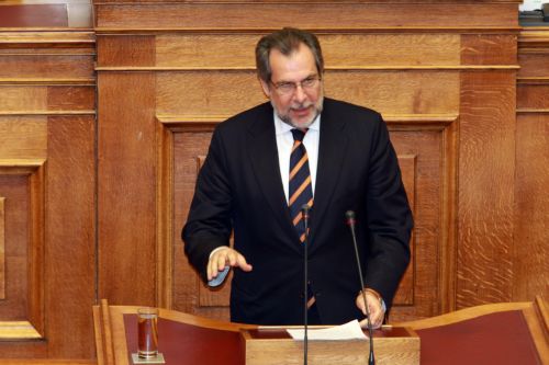 Κόντρα κυβέρνησης – ΝΔ στη Βουλή για τους μετανάστες που κατέλαβαν τη Νομική