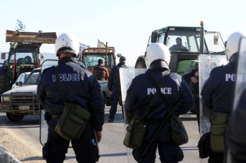 Στους δρόμους και πάλι τα τρακτέρ, συλλήψεις αγροτών στον Προμαχώνα