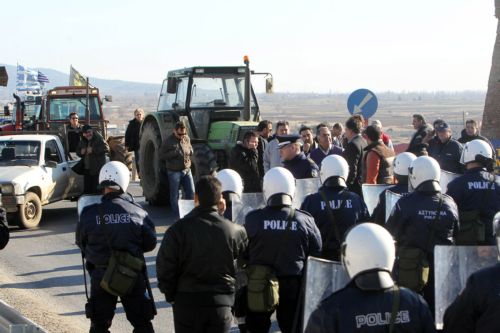 Απολογούνται οι επτά αγρότες στις Σέρρες, ενώ παραμένει σε ισχύ η απαγόρευση συνάθροισης
