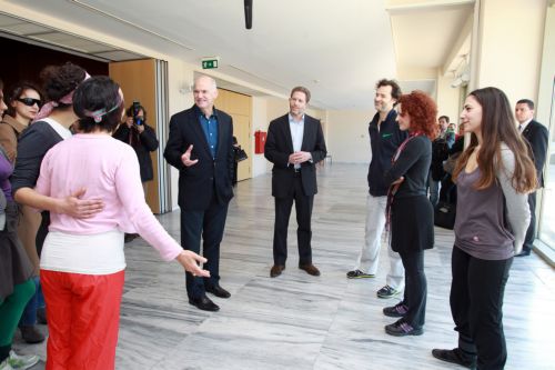 Κοντά σε ηθοποιούς στο γήπεδο του τάε κβον ντο ο πρωθυπουργός και ο υπουργός Πολιτισμού