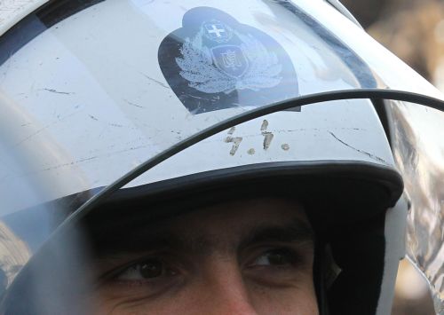 Διοικητική εξέταση σε βάρος αστυνομικού για ναζιστικό σύμβολο σε υπηρεσιακό κράνος