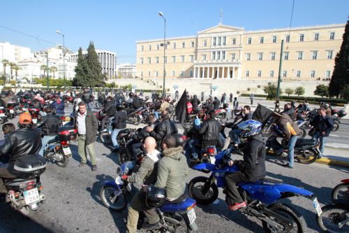 Πορεία των εργαζομένων στις συγκοινωνίες προς το υπουργείο Μεταφορών