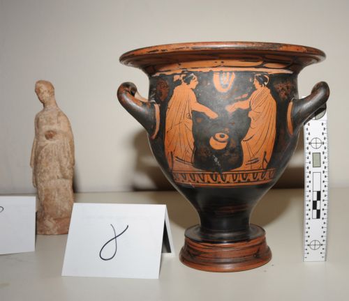 Αρχαιολογικό θησαυρό αντίκρυσαν οι αστυνομικοί σε σπίτι ηλικιωμένου ζευγαριού στα Καλύβια