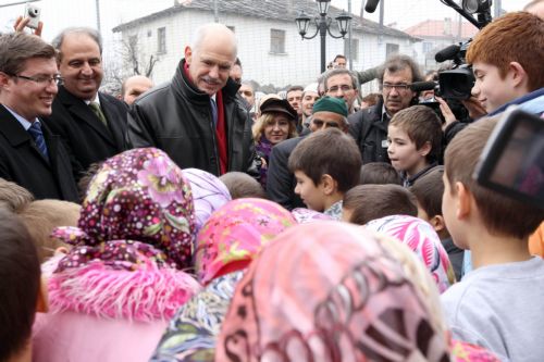 Από το ΑΠΘ οι δάσκαλοι των μειονοτικών σχολείων, δεσμεύθηκε από τη Θράκη ο πρωθυπουργός