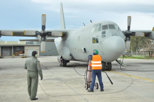 Με C-160 απομακρύνθηκαν Έλληνες και Κύπριοι που είχαν εγκλωβιστεί στη Λιβύη