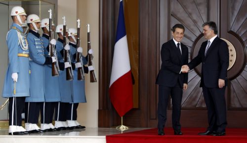 Ψυχρή υποδοχή στον Σαρκοζί από την Άγκυρα, εν μέσω «εμποδίων» για ένταξη στην ΕΕ
