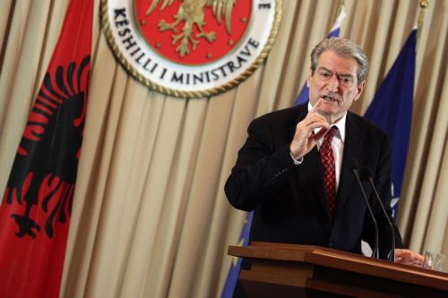 Επετειακοί εορτασμοί με «άρωμα» φιλοκυβερνητικής συγκέντρωσης στα Τίρανα