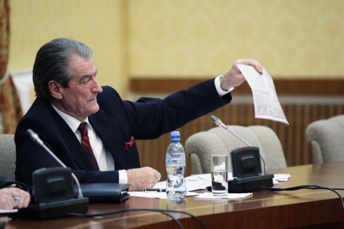 «Συνωμότες» στα πρόσωπα δημοσιογράφων βλέπει ο Σαλί Μπερίσα