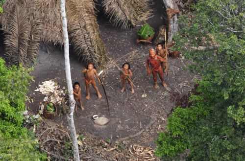 Στη δημοσιότητα φωτογραφίες μιας «χαμένης φυλής» του Αμαζονίου