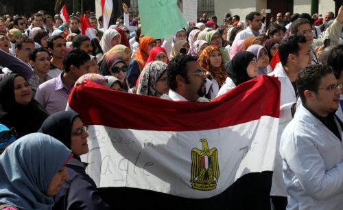 Απεργοί και αντικυβερνητικοί διαδηλωτές ενώνουν τις φωνές τους στην πλατεία Ταχρίρ