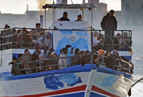 Στην Τύνιδα η Άστον, συνεχίζεται η διαμάχη με την Ιταλία για το κύμα προσφύγων