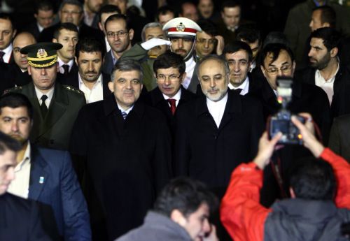 Στο Ιράν ο Τούρκος πρόεδρος, τη Δευτέρα ενώπιος ενωπίω με τον Αχμαντινετζάντ