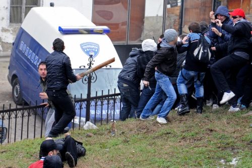 Εθνοτικές συγκρούσεις με οκτώ τραυματίες στα Σκόπια