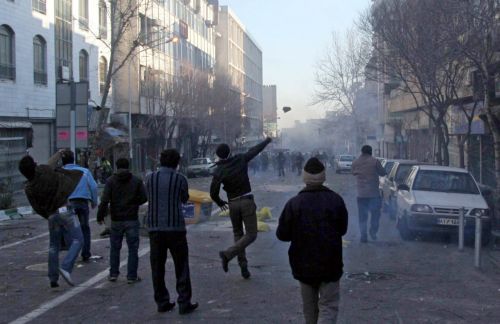 Συγκρούσεις μεταξύ υποστηρικτών της κυβέρνησης και οπαδών της αντιπολίτευσης στο Ιράν