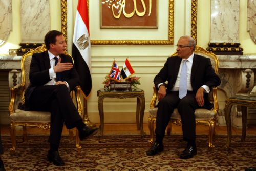 Στο Κάιρο ο Βρετανός πρωθυπουργός για συνομιλίες με την αντιπολίτευση