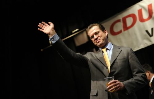 Αποχαιρετά το διδακτορικό του ο Γερμανός υπουργός Άμυνας