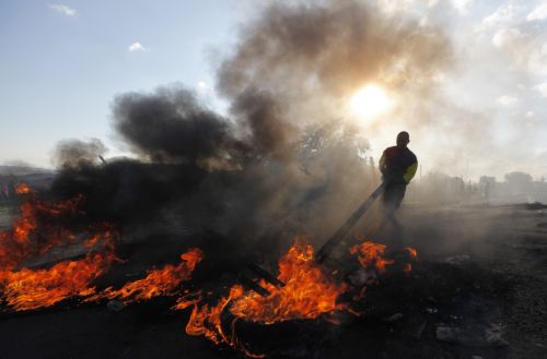 Αιματηρές συγκρούσεις διαδηλωτών και αστυνομίας στη Νότια Αφρική