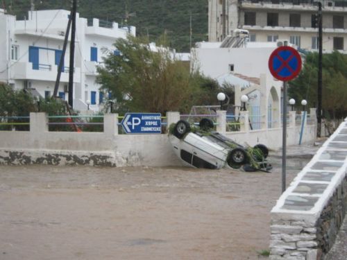 «Βροχή» τα προβλήματα και στην περιφέρεια από την κακοκαιρία