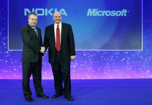 Με τη θέση της να απειλείται, η Nokia στρέφεται στο λογισμικό της Microsoft