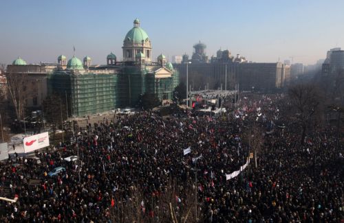 Δεκάδες χιλιάδες διαδηλωτές στους δρόμους του Βελιγραδίου με αίτημα πρόωρες εκλογές