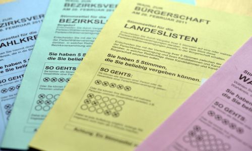 Το γερμανικό εκλογικό «μαραθώνιο» ανοίγει το Αμβούργο, με ήττα απειλείται η Μέρκελ