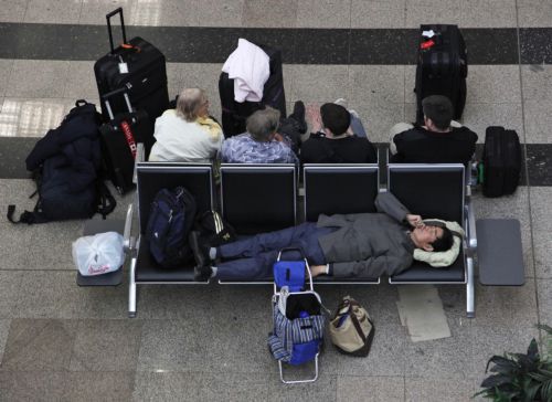 Χάος στο αεροδρόμιο του Καΐρου, καθώς χιλιάδες ξένοι πολίτες περιμένουν να αναχωρήσουν