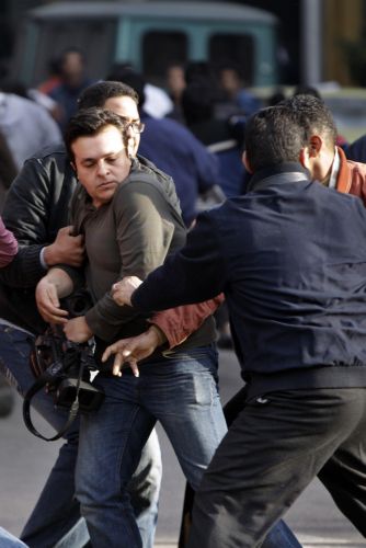 Συλλήψεις και βίαιες επιθέσεις αντιμετωπίζουν οι δημοσιογράφοι στο Κάιρο