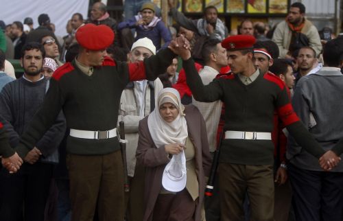 Διαλύει το αιγυπτιακό κοινοβούλιο και αναστέλλει το Σύνταγμα ο στρατός της χώρας