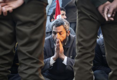 Τους τελευταίους διαδηλωτές από την πλατεία Ταχρίρ απομακρύνει ο στρατός