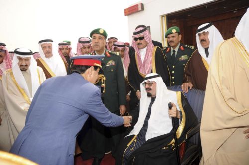 Επέστρεψε ο βασιλιάς της Σαουδικής Αραβίας και υπόσχεται κοινωνικά προνόμια