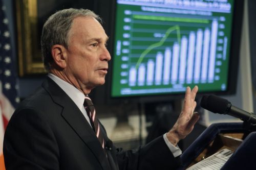 Αυστηρό πρόγραμμα λιτότητας ανακοίνωσε ο Μπλούμπεργκ, υπό απόλυση χιλιάδες δάσκαλοι