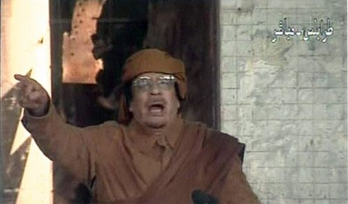 «Θα πεθάνω μάρτυρας» λέει ο Μ.Καντάφι, επιμένοντας ότι δεν παραιτείται