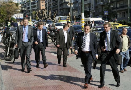 Μπαράζ επαφών της τρόικας με όλους τους υπουργούς της κυβέρνησης