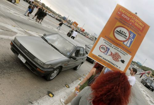 Το κίνημα «δεν πληρώνω» άνοιξε τους σταθμούς των διοδίων της χώρας