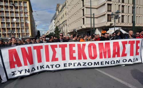 Να εγκαταλείψει κάθε σκέψη για μείωση μισθών στον ιδιωτικό τομέα καλεί την κυβέρνηση η ΓΣΕΕ