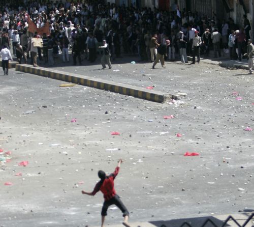 Συγκρούσεις διαδηλωτών με αστυνομικούς και υποστηρικτές της κυβέρνησης στην Υεμένη