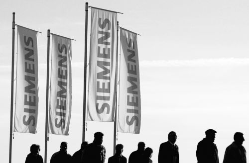 Προς το παρόν δεν τίθεται θέμα εξωδικαστικού συμβιβασμού με τη Siemens, διευκρινίζει η κυβέρνηση